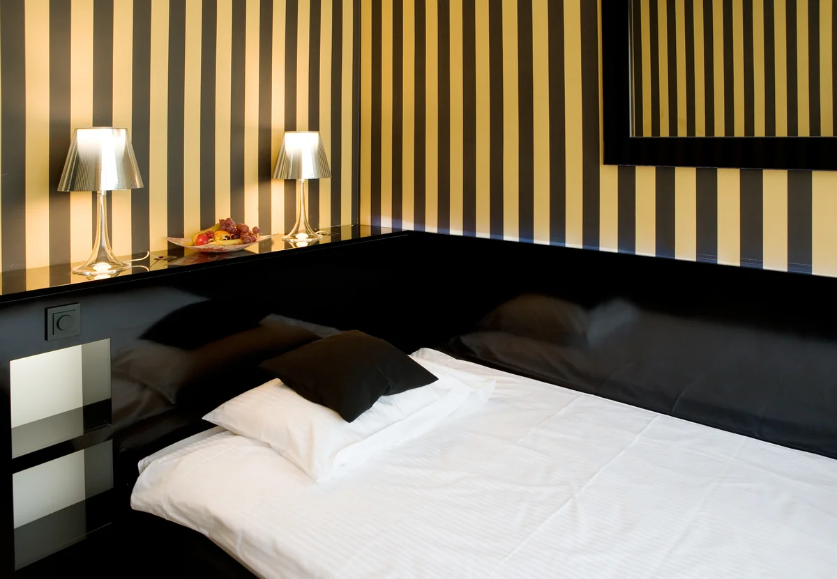 Standard single room – Example room · Furnishings and views vary within each category.